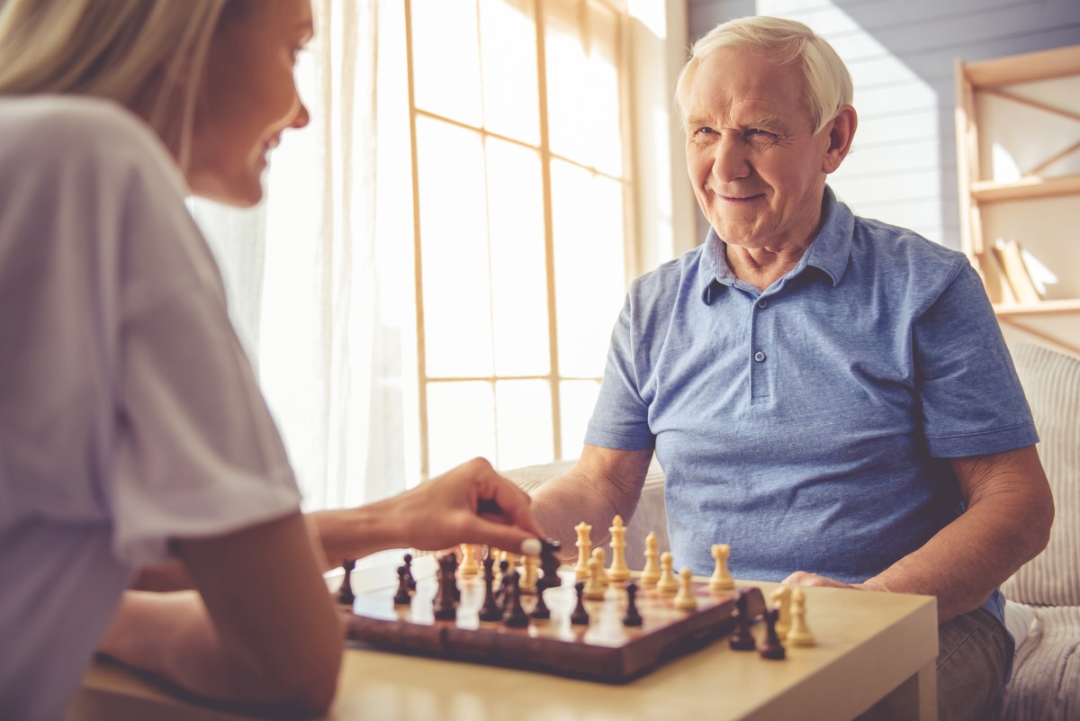 Senior spiller sjakk, trener tenkning, hukommelse og hjerne