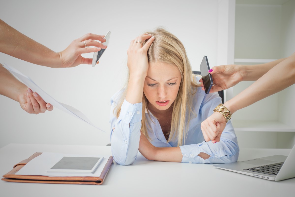 Kvinnen er ikke interessert i å jobbe, hun er overarbeidet, utmattet, sitter ved skrivebordet og jobber ikke.