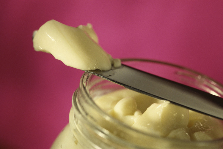 maske laget av hjemmelagde ingredienser med gul farge i en krukke