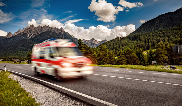 Ambulansebilen kjører langs veien.