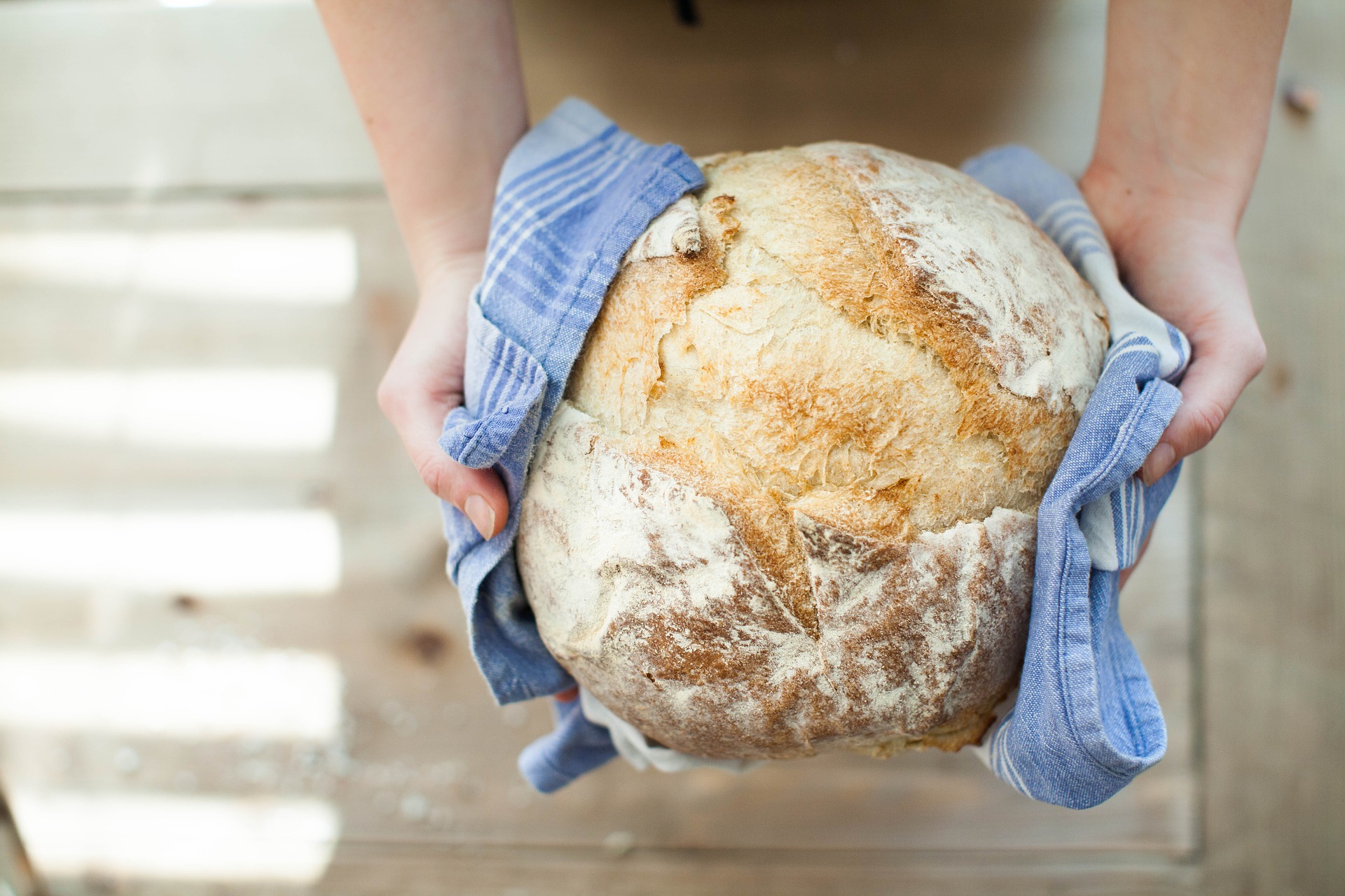 Person med glutenfritt brød i hånden