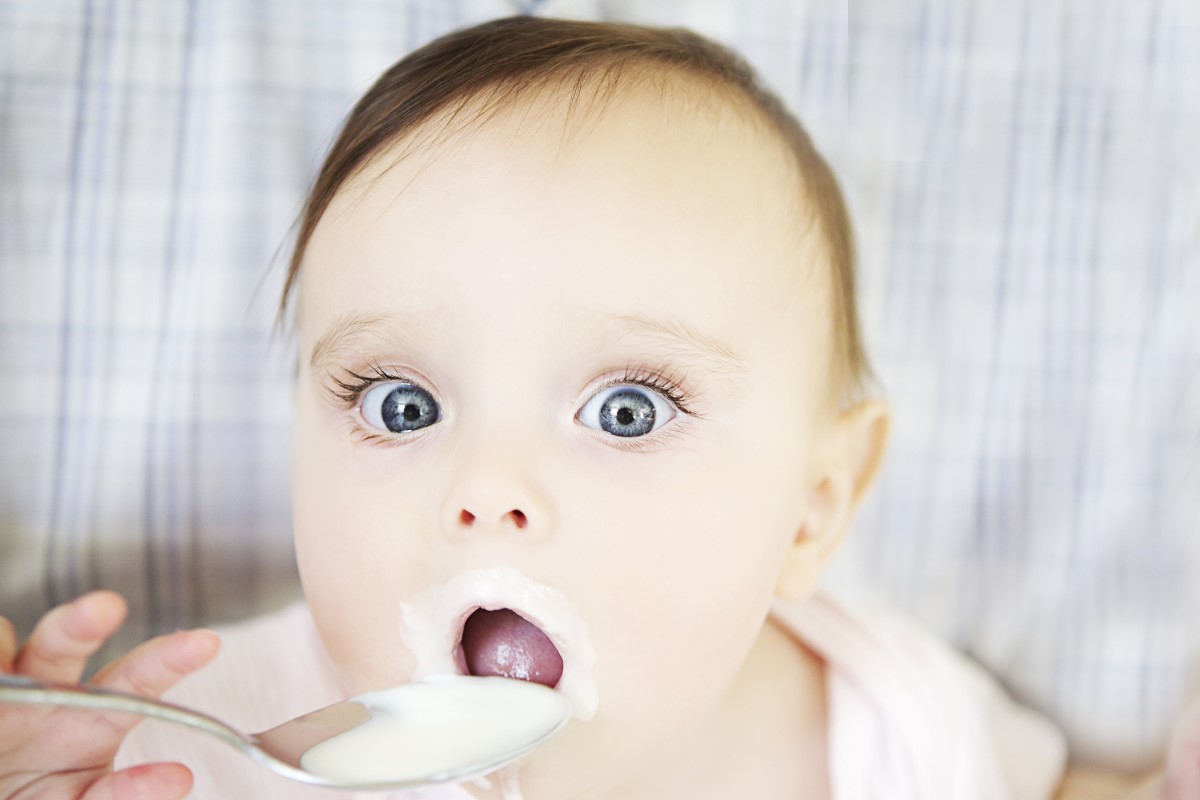 Kosthold med store øyne som spiser yoghurt