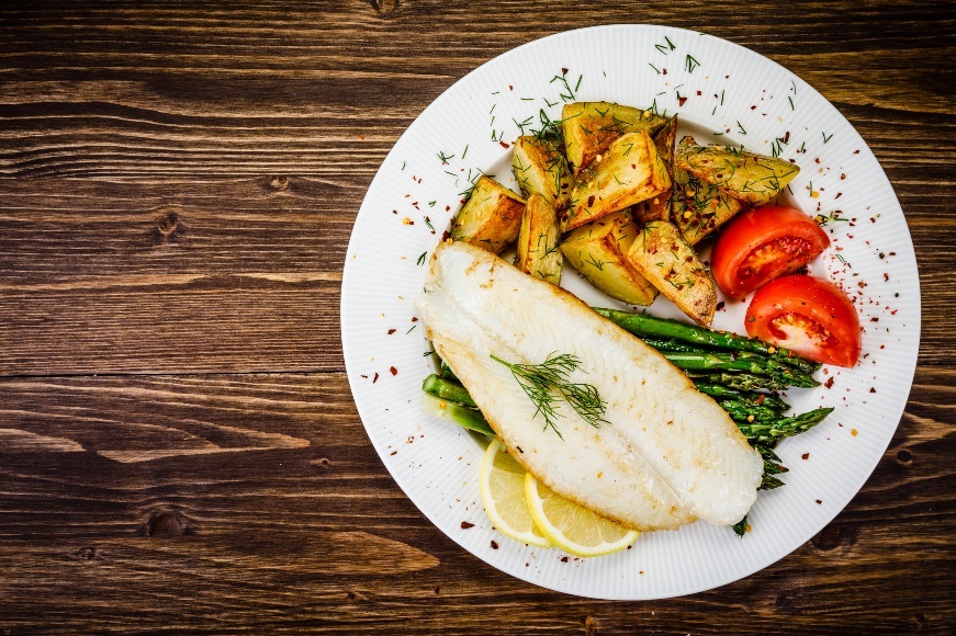 Eksempel på middag: grillet fisk med asparges, stekte poteter, urter og friske grønnsaker.