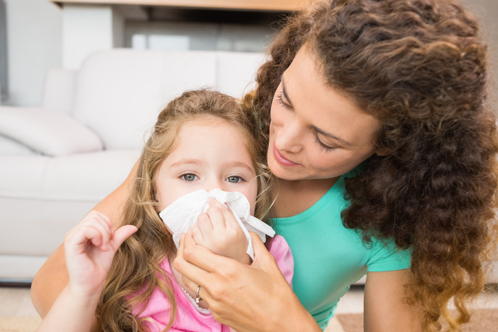 Barnet har en rennende nese, moren blåser nesen full av sekret, en full nese for allergier