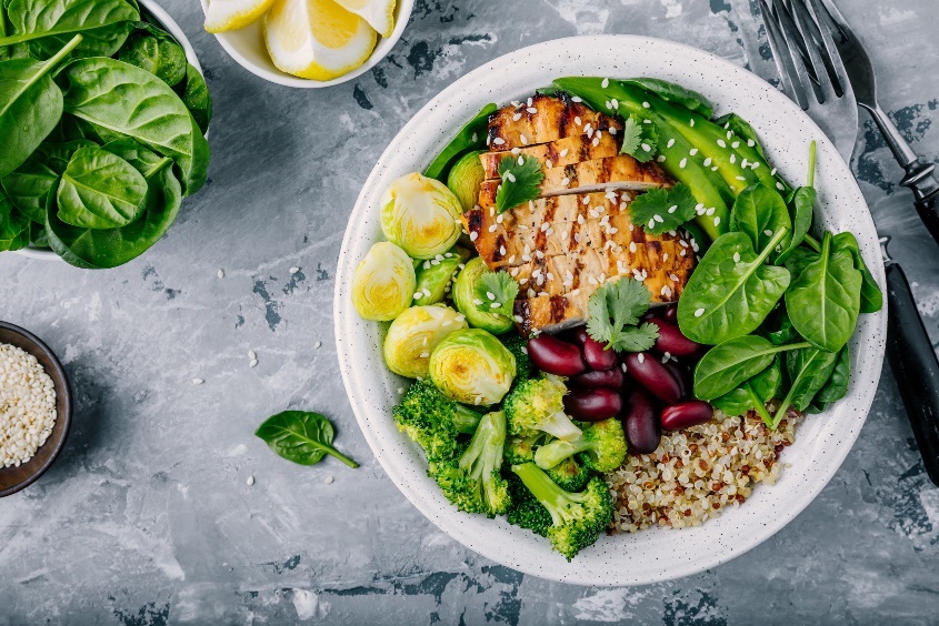 Eksempel på et komplett hovedmåltid: mager kylling og bønner (protein), mye grønnsaker (fiber og næringsstoffer), en halv avokado (fett) og quinoa (komplekse karbohydrater).