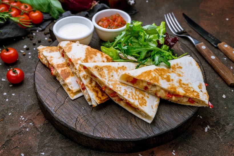 Eksempel på lunsj: quesadilla bakt med kjøtt/bønner og grønnsaker. Tilbehør med tomatsaus og friske grønnsaker.