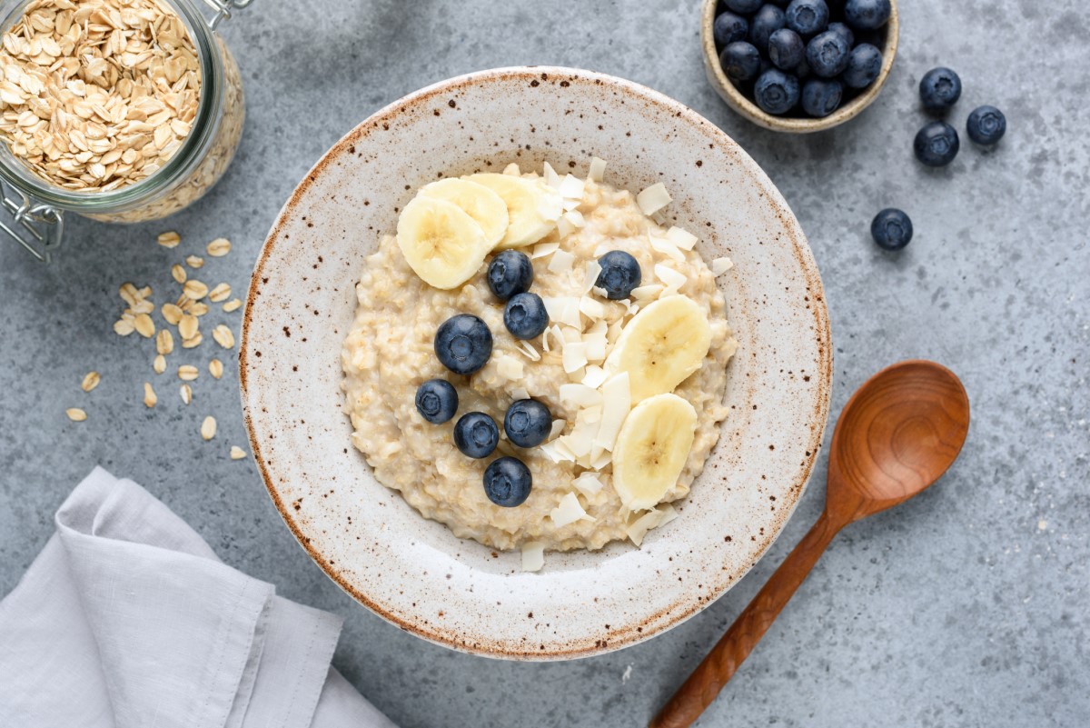 Søt frokost: proteingrøt med frisk frukt og kokosnøtt