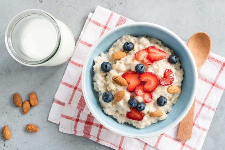 Eksempel på en søt frokost: proteinpudding/grøt med frisk frukt og litt nøtter/frø.