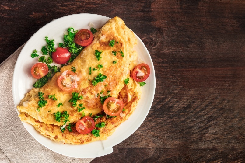 Eksempel på en salt frokost: eggeomelett med urter og friske grønnsaker.