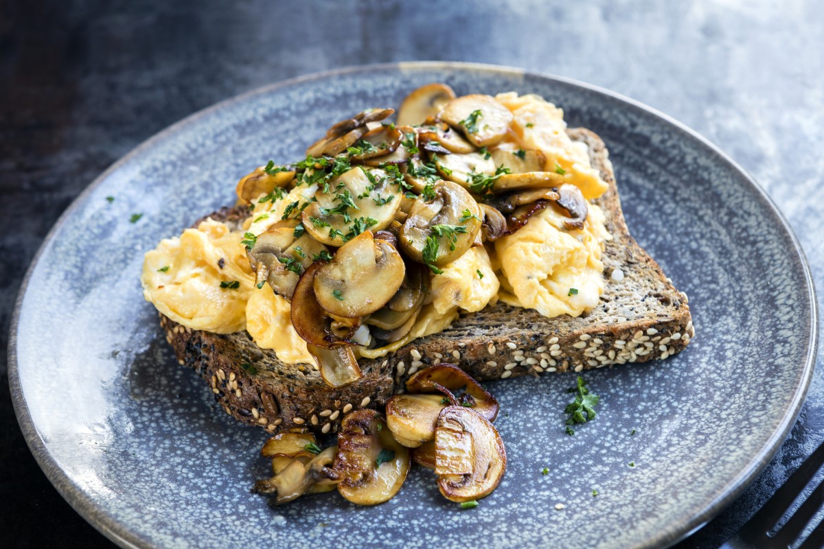 Smakfull frokost: eggeomelett med stekt sopp og fullkornstoast.