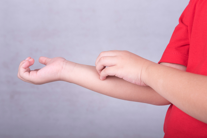 Babyen klør seg på underarmen, klør seg på underarmen