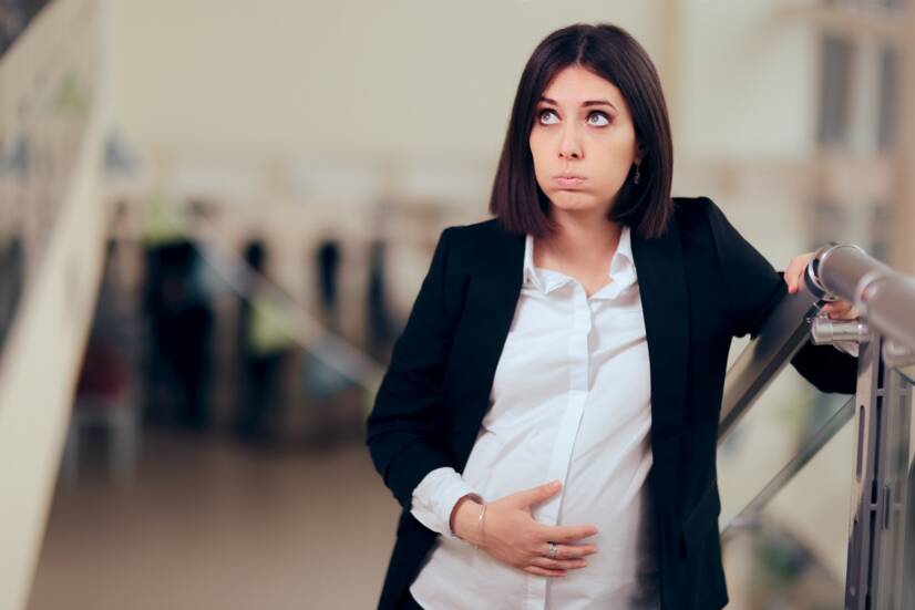 En trøtt gravid kvinne etter å ha gått opp trappene. Kilde: Getty Images