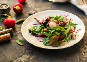 Sunn salat med mangold og reddiker - her er en enkel og god oppskrift.